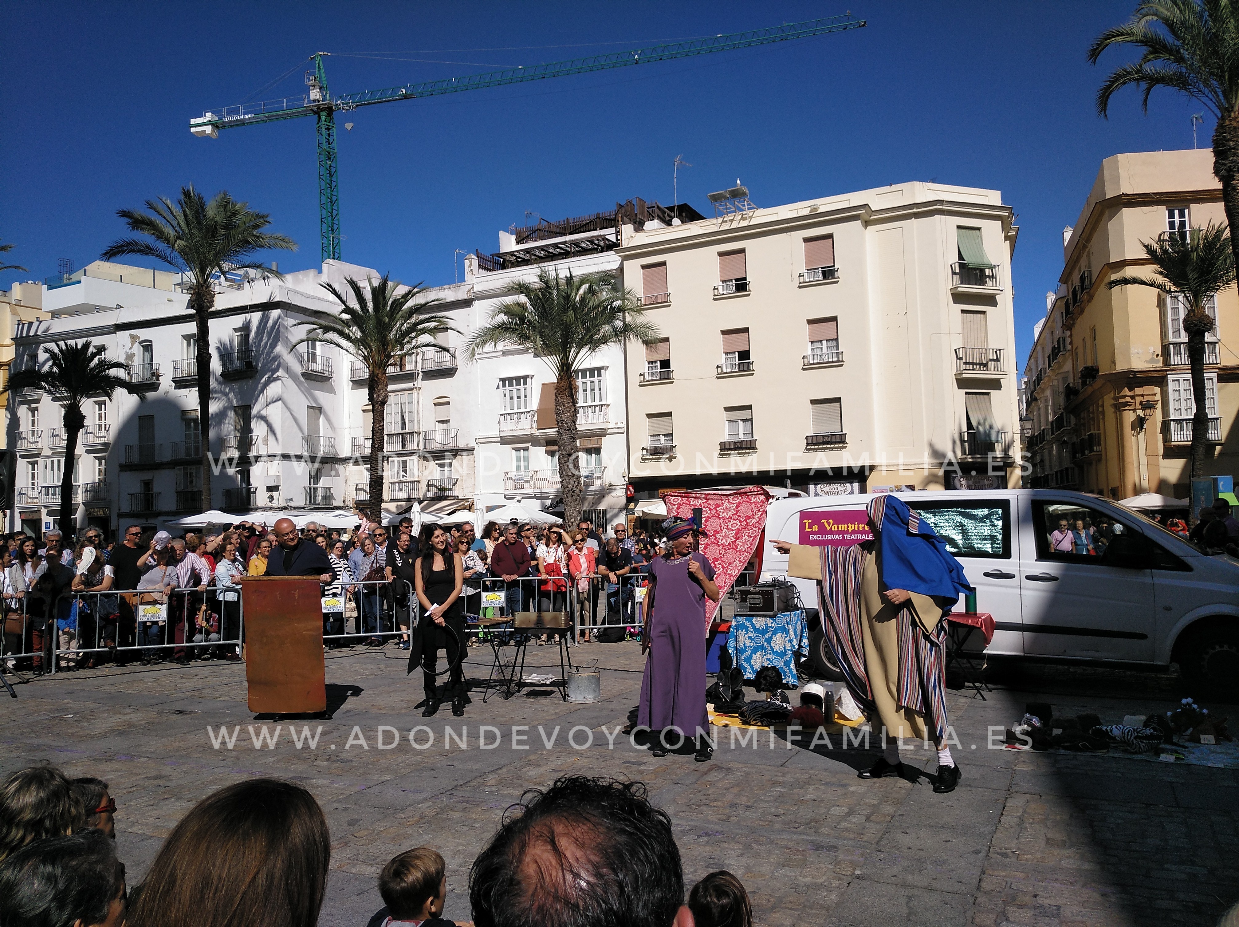 TEATRO EN LAS CALLES Y PLAZAS DE CÁDIZ Familia con Niños